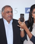 amala-paul-launches-iphone-5-24