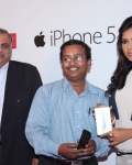 amala-paul-launches-iphone-5-42