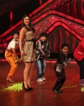 kareena-kapoor-on-sets-of-dance-india-2